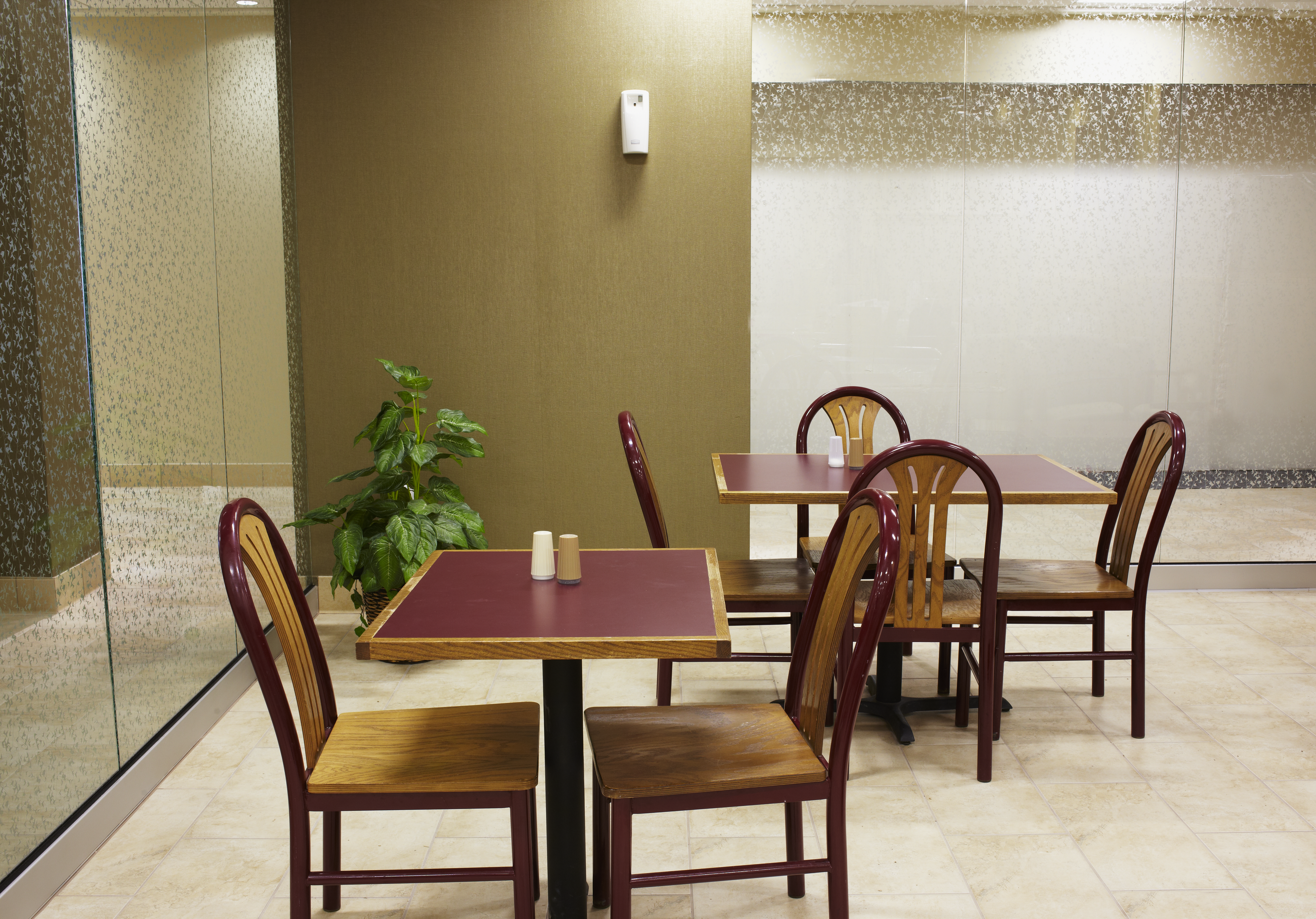 Microburst® 9000 气雾剂气味控制系统提供了一种经济高效、可编程的解决方案，具有标准分配器的所有功能和性能。