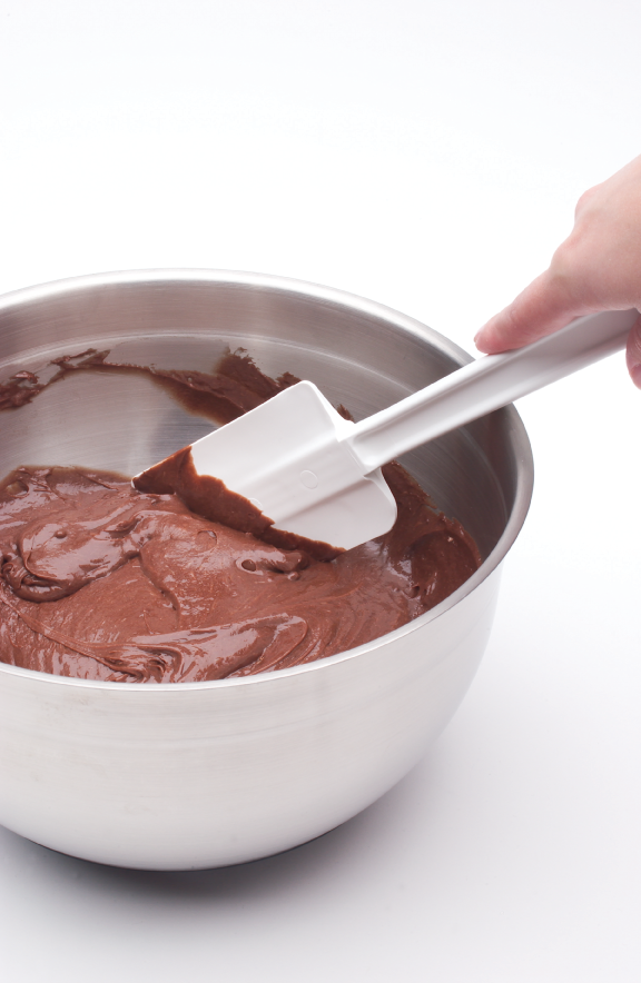 乐柏美商务用品橡皮刮刀采用一体成型工艺，将真正的橡皮刀片直接模压在把手上。