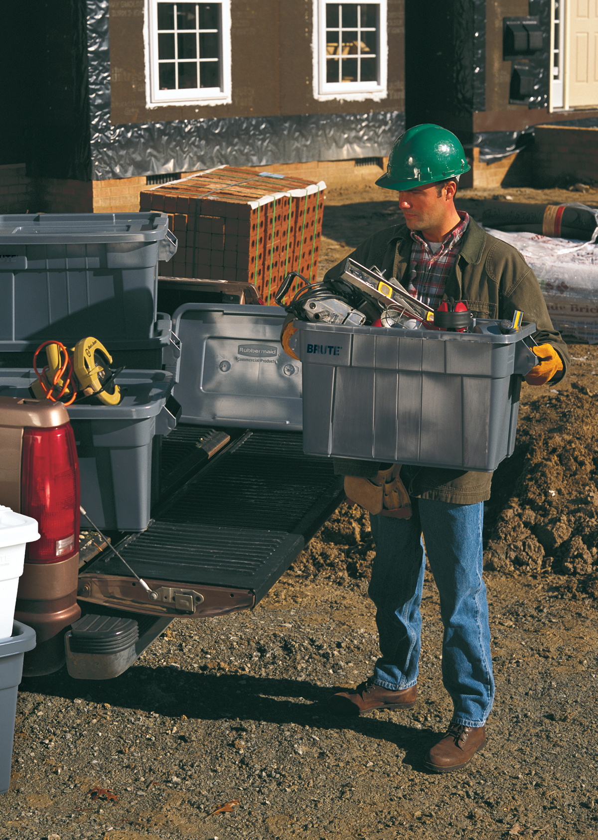 BRUTE连盖搬运箱是一款重型储存容器，尤其适用于餐饮服务行业。这些塑料食品储存容器通过 NSF 认证，可用于食品处理与加工场景。

