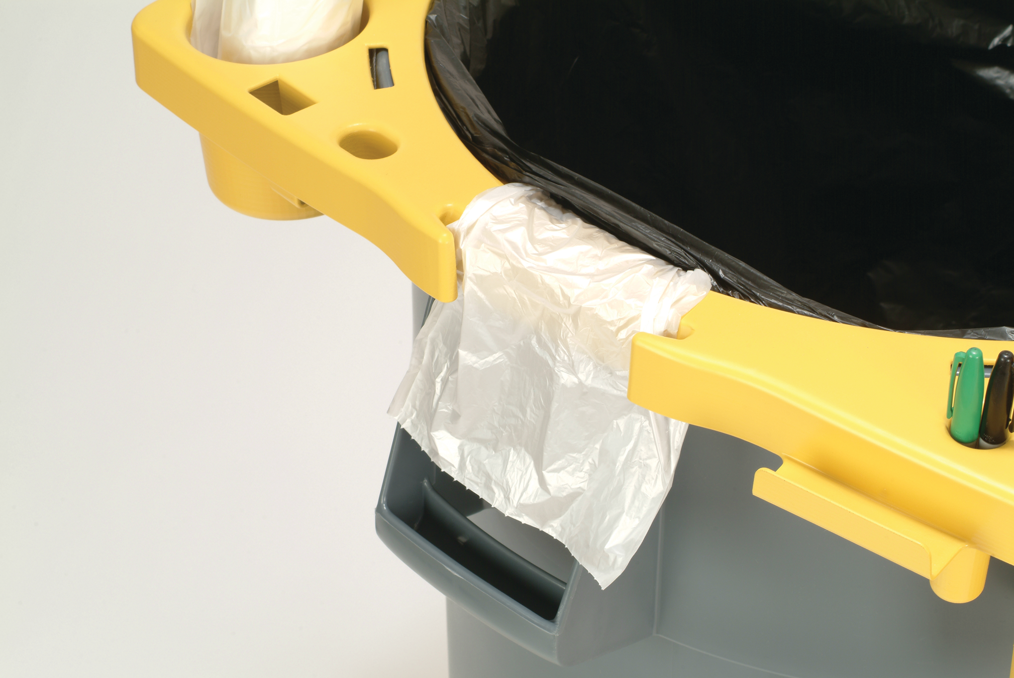 乐柏美商务用品商用BRUTE™工具组合架可牢固卡扣在167L BRUTE™储物桶边缘。