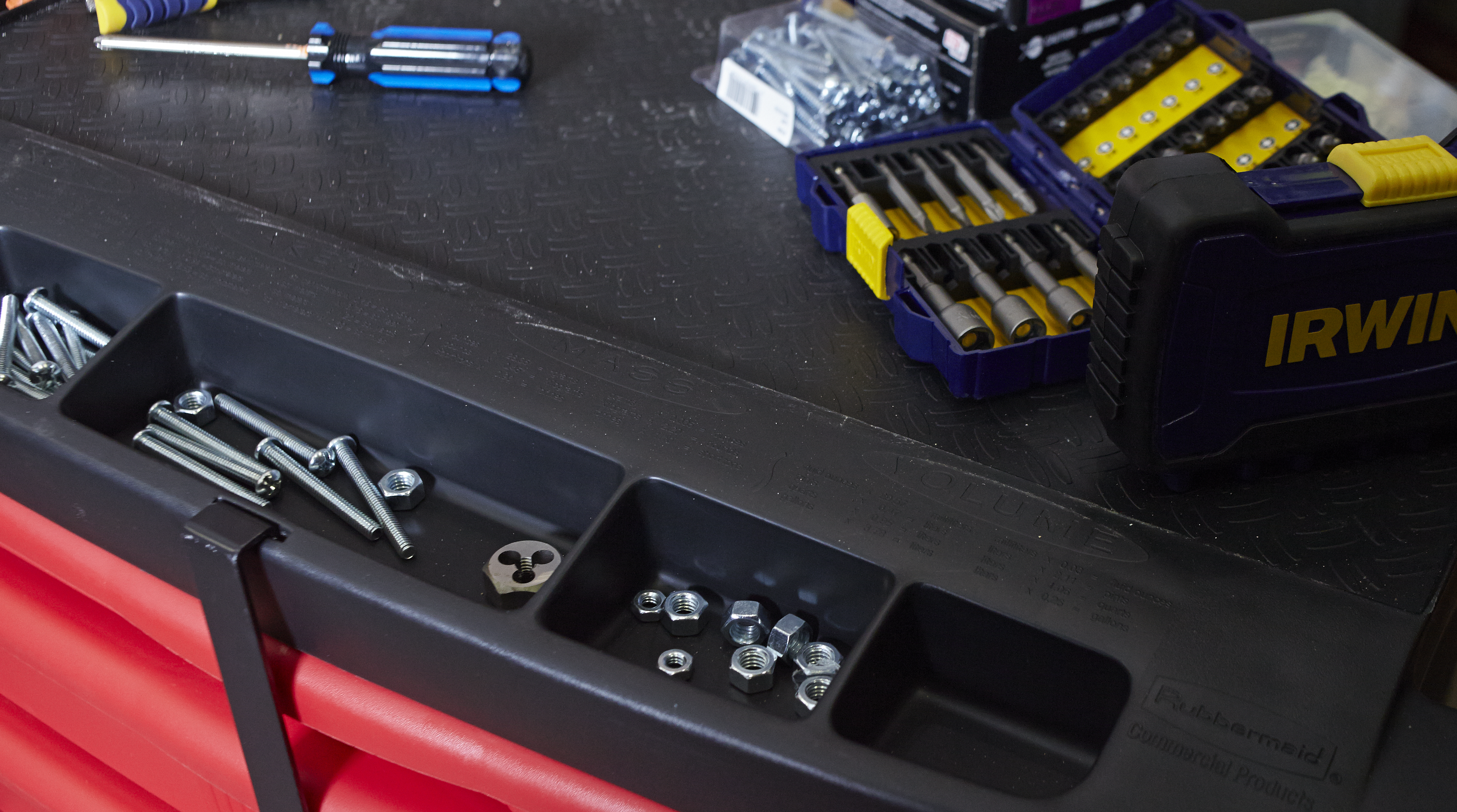 五抽屉活动式工作平台是一款功能全面的移动式工作台，配备便于整理的工具储存空间。平整工作台面支持定制化作业方案，中央锁定系统确保运输过程中工具与物资安全稳固。
