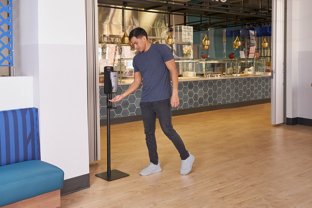 AutoFoam纤巧型给皂机落地支架可将免触式给皂机安装在轻便可移动的支架上，以适应设施不断变化的需求。