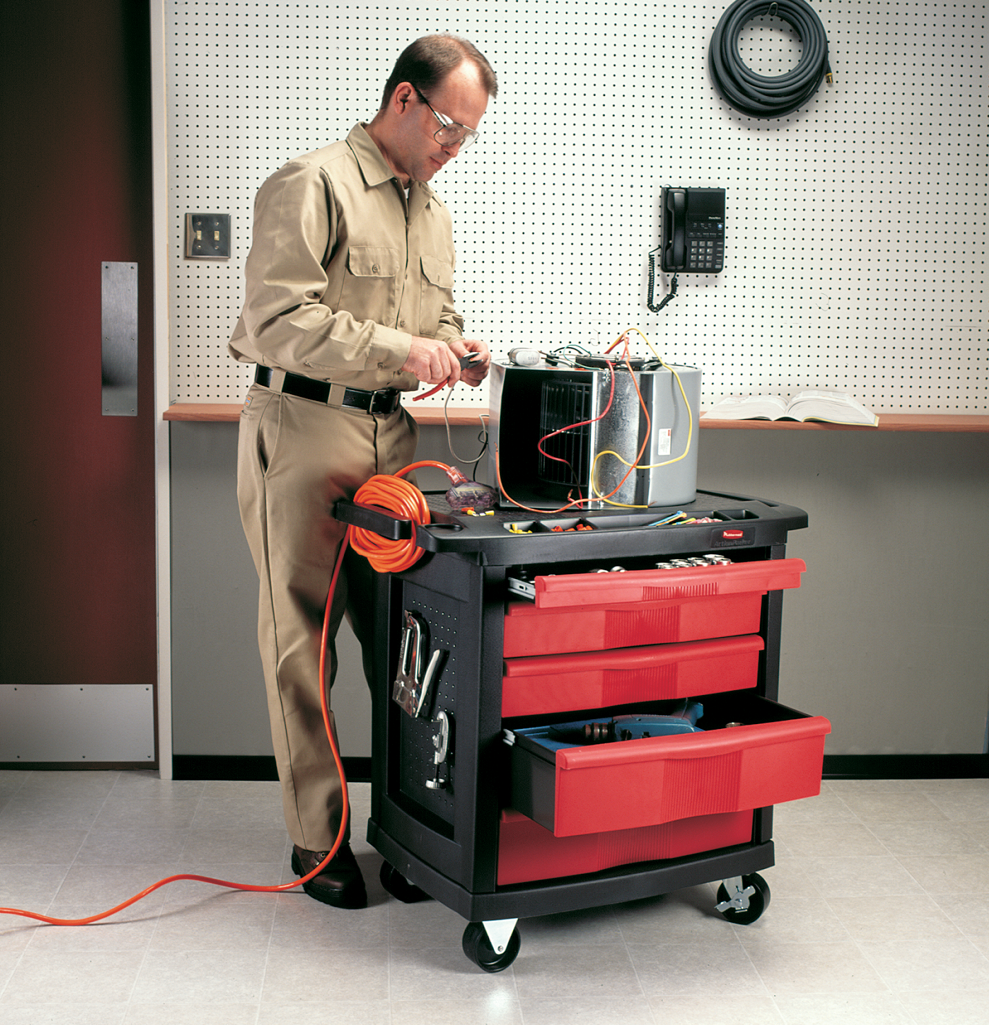 五抽屉活动式工作平台是一款功能全面的移动式工作台，配备便于整理的工具储存空间。平整工作台面支持定制化作业方案，中央锁定系统确保运输过程中工具与物资安全稳固。
